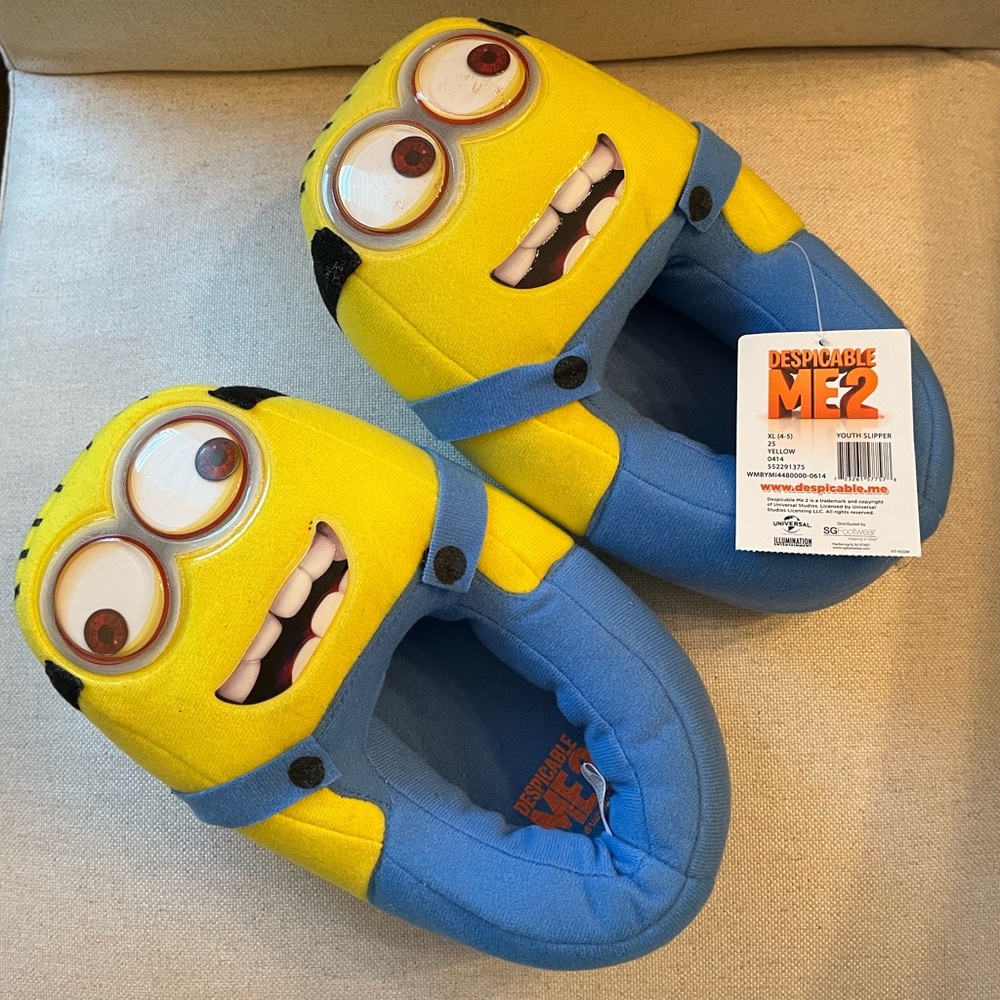 NWT googly eye minion slippers, size 4-5